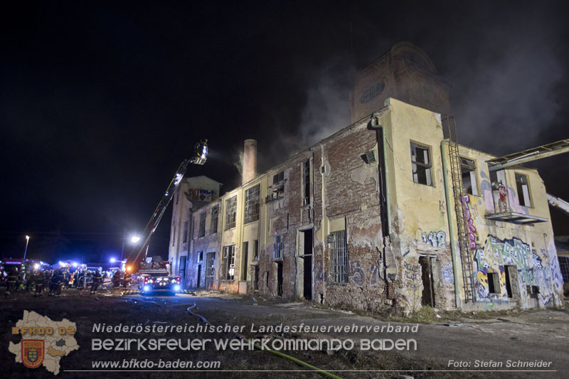 20250310_Dachstuhlbrand in alter Bleiwarenfabrik Gumpoldskirchen auch 3 Feuerwehren aus dem Bezirk BADEN im Löscheinsatz Foto: Stefan Schneider BFKDO BADEN 20250310_Dachstuhlbrand in alter Bleiwarenfabrik Gumpoldskirchen auch 3 Feuerwehren aus dem Bezirk BADEN im Löscheinsatz Foto: Stefan Schneider BFKDO BADEN