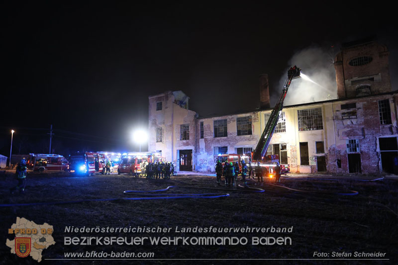 20250310_Dachstuhlbrand in alter Bleiwarenfabrik Gumpoldskirchen auch 3 Feuerwehren aus dem Bezirk BADEN im Löscheinsatz Foto: Stefan Schneider BFKDO BADEN
