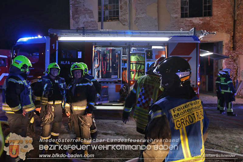 20250310_Dachstuhlbrand in alter Bleiwarenfabrik Gumpoldskirchen auch 3 Feuerwehren aus dem Bezirk BADEN im Löscheinsatz Foto: Stefan Schneider BFKDO BADEN