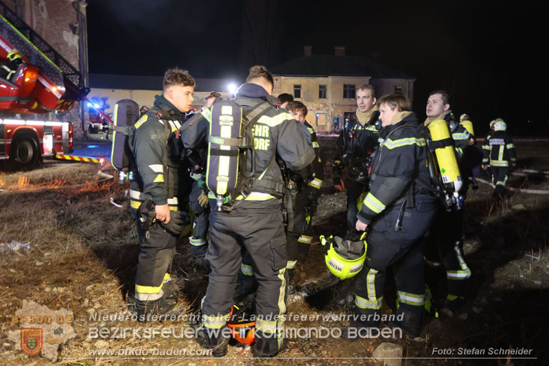 20250310_Dachstuhlbrand in alter Bleiwarenfabrik Gumpoldskirchen auch 3 Feuerwehren aus dem Bezirk BADEN im Löscheinsatz Foto: Stefan Schneider BFKDO BADEN