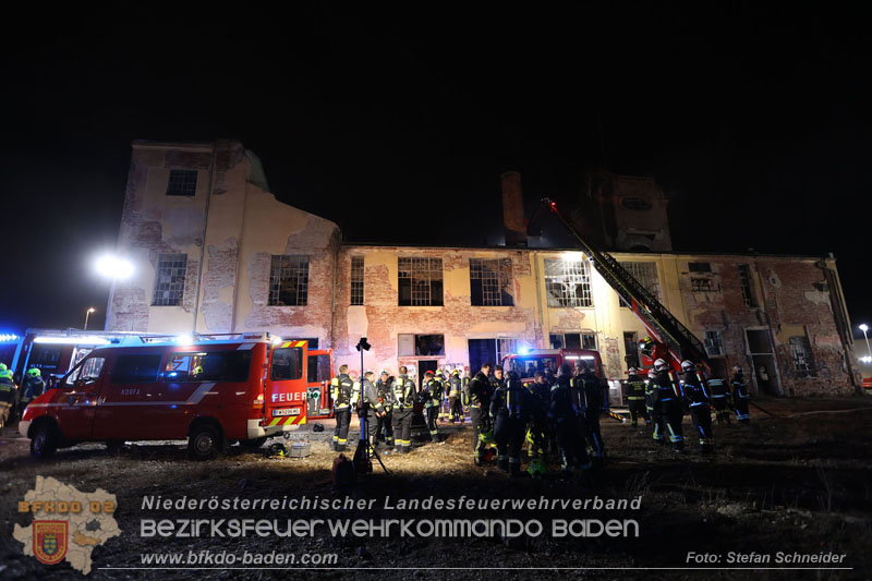 20250310_Dachstuhlbrand in alter Bleiwarenfabrik Gumpoldskirchen auch 3 Feuerwehren aus dem Bezirk BADEN im Löscheinsatz Foto: Stefan Schneider BFKDO BADEN