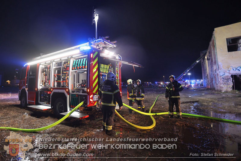 20250310_Dachstuhlbrand in alter Bleiwarenfabrik Gumpoldskirchen auch 3 Feuerwehren aus dem Bezirk BADEN im Löscheinsatz Foto: Stefan Schneider BFKDO BADEN