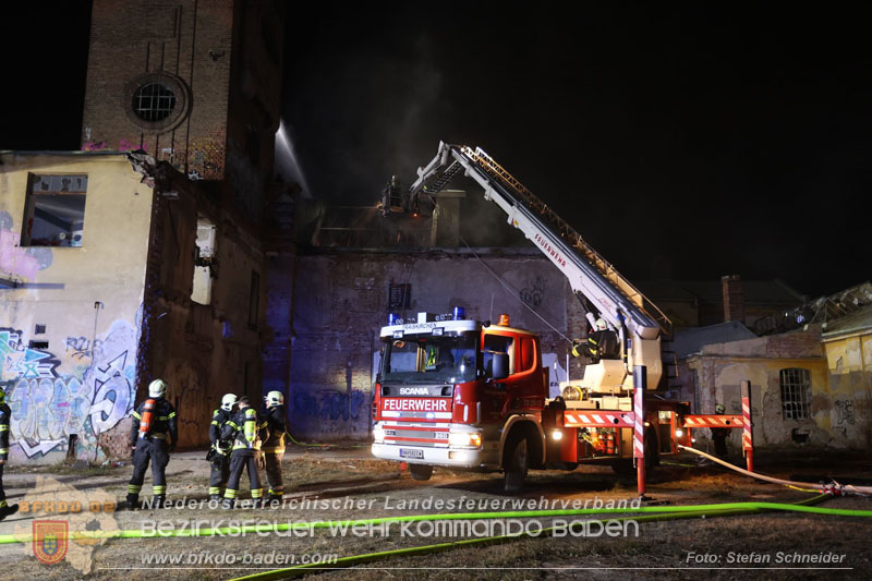 20250310_Dachstuhlbrand in alter Bleiwarenfabrik Gumpoldskirchen auch 3 Feuerwehren aus dem Bezirk BADEN im Löscheinsatz Foto: Stefan Schneider BFKDO BADEN