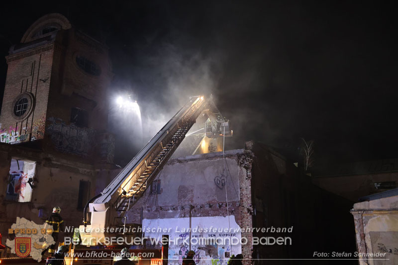 20250310_Dachstuhlbrand in alter Bleiwarenfabrik Gumpoldskirchen auch 3 Feuerwehren aus dem Bezirk BADEN im Löscheinsatz Foto: Stefan Schneider BFKDO BADEN