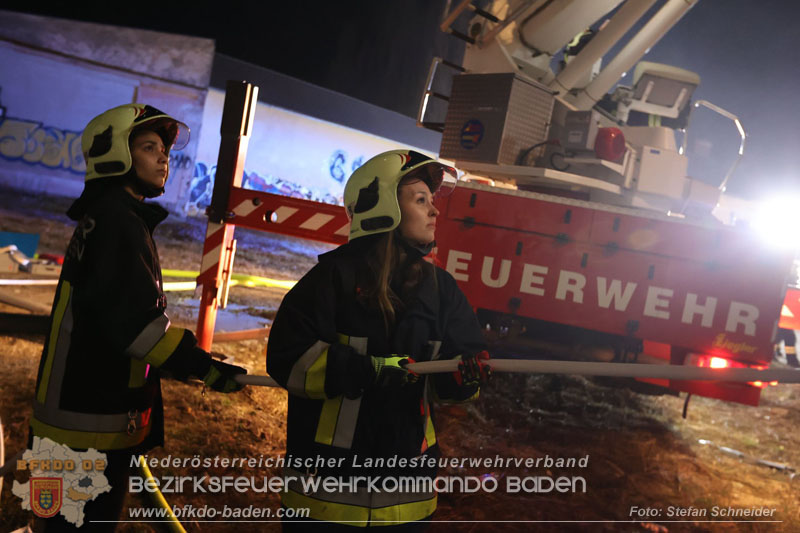 20250310_Dachstuhlbrand in alter Bleiwarenfabrik Gumpoldskirchen auch 3 Feuerwehren aus dem Bezirk BADEN im Löscheinsatz Foto: Stefan Schneider BFKDO BADEN