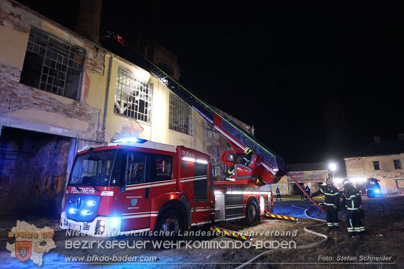 20250310_Dachstuhlbrand in alter Bleiwarenfabrik Gumpoldskirchen auch 3 Feuerwehren aus dem Bezirk BADEN im Löscheinsatz Foto: Stefan Schneider BFKDO BADEN