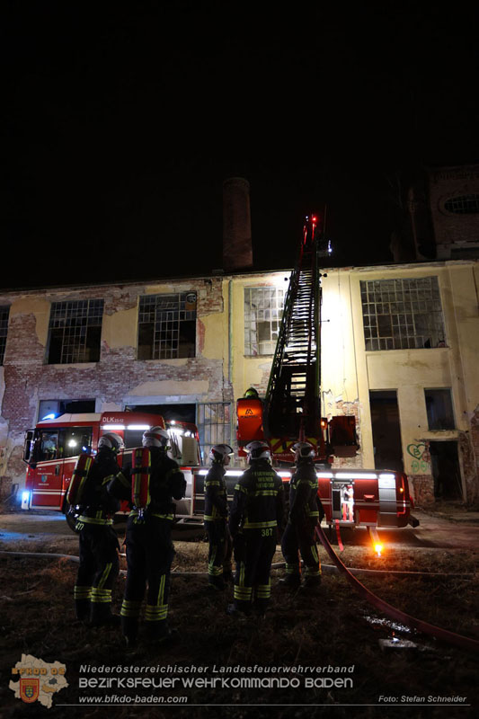 20250310_Dachstuhlbrand in alter Bleiwarenfabrik Gumpoldskirchen auch 3 Feuerwehren aus dem Bezirk BADEN im Löscheinsatz Foto: Stefan Schneider BFKDO BADEN