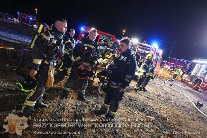 20250310_Dachstuhlbrand in alter Bleiwarenfabrik Gumpoldskirchen auch 3 Feuerwehren aus dem Bezirk BADEN im Löscheinsatz Foto: Stefan Schneider BFKDO BADEN