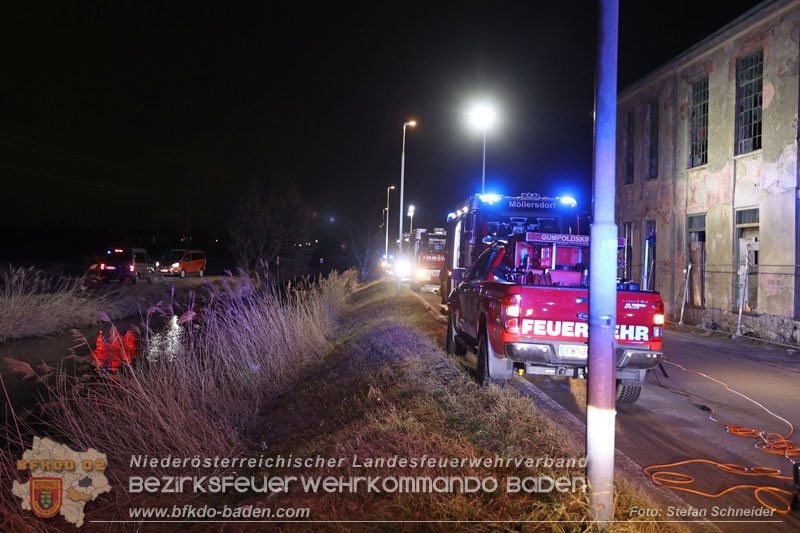 20250310_Dachstuhlbrand in alter Bleiwarenfabrik Gumpoldskirchen auch 3 Feuerwehren aus dem Bezirk BADEN im Löscheinsatz Foto: Stefan Schneider BFKDO BADEN