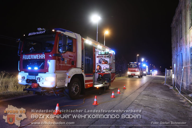 20250310_Dachstuhlbrand in alter Bleiwarenfabrik Gumpoldskirchen auch 3 Feuerwehren aus dem Bezirk BADEN im Löscheinsatz Foto: Stefan Schneider BFKDO BADEN