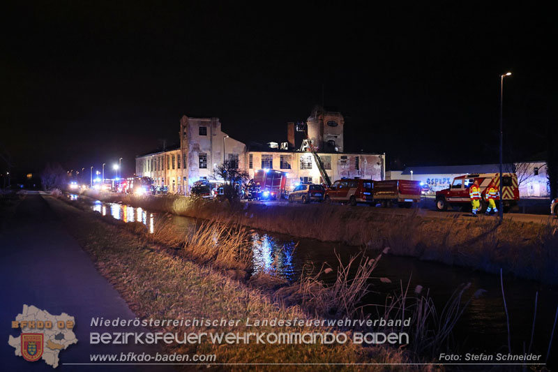 20250310_Dachstuhlbrand in alter Bleiwarenfabrik Gumpoldskirchen auch 3 Feuerwehren aus dem Bezirk BADEN im Löscheinsatz Foto: Stefan Schneider BFKDO BADEN