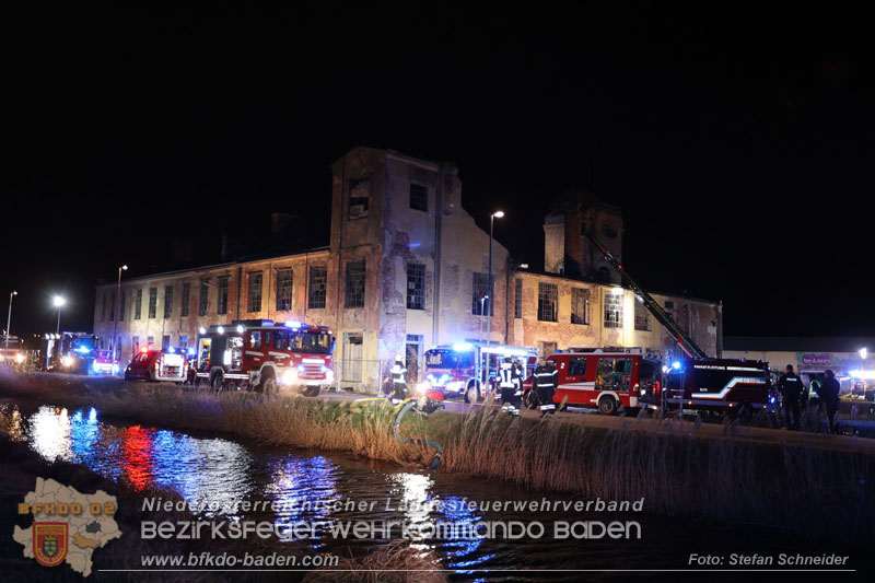 20250310_Dachstuhlbrand in alter Bleiwarenfabrik Gumpoldskirchen auch 3 Feuerwehren aus dem Bezirk BADEN im Löscheinsatz Foto: Stefan Schneider BFKDO BADEN