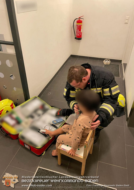 20250313_Notöffnung - Tür in Baden mit dem Zusatztext Kleinkind in Wohnung, Herd eingeschalten"   Foto: Freiwillige Feuerwehr Baden-Stadt / Robert Lichtenauer