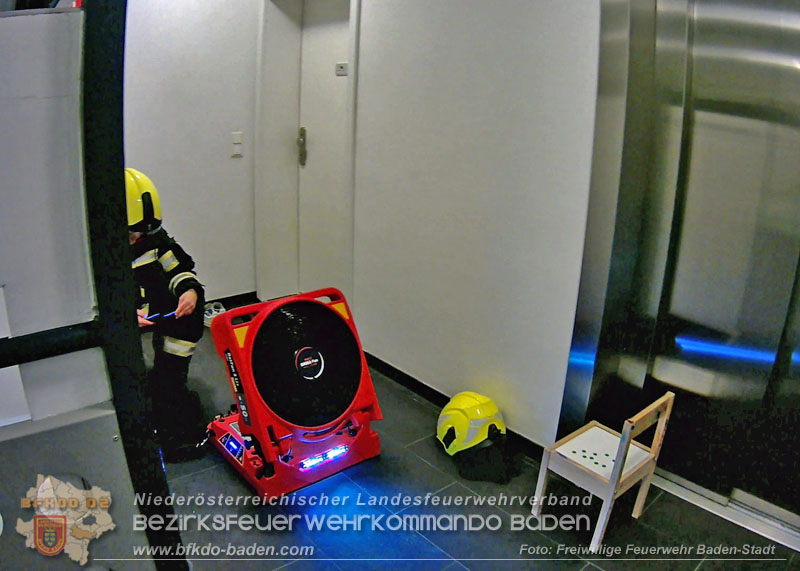 20250313_Notöffnung - Tür in Baden mit dem Zusatztext Kleinkind in Wohnung, Herd eingeschalten"   Foto: Freiwillige Feuerwehr Baden-Stadt / Stefan Schneider