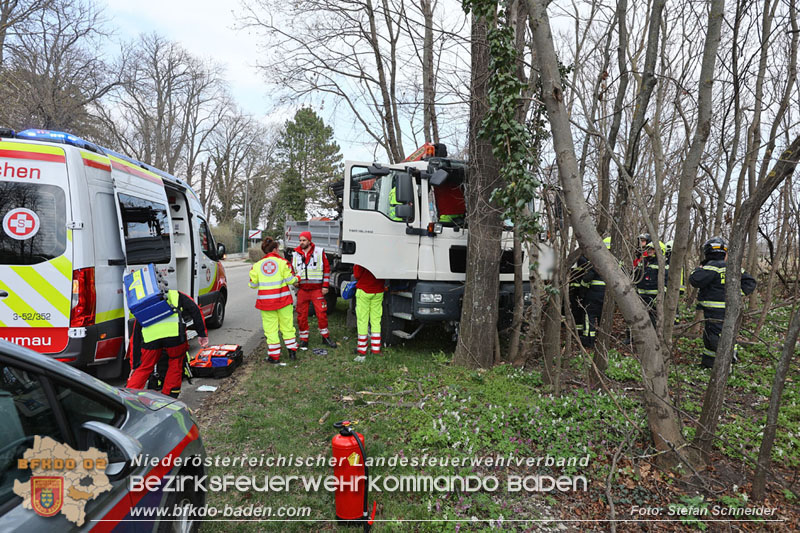 20250325_Medizinischer Notfall eines LKW Lenkers in Traiskirchen Möllersdorf   Foto: Stefan Schneider BFKDO BADEN