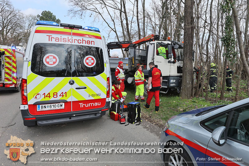 20250325_Medizinischer Notfall eines LKW Lenkers in Traiskirchen Möllersdorf   Foto: Stefan Schneider BFKDO BADEN