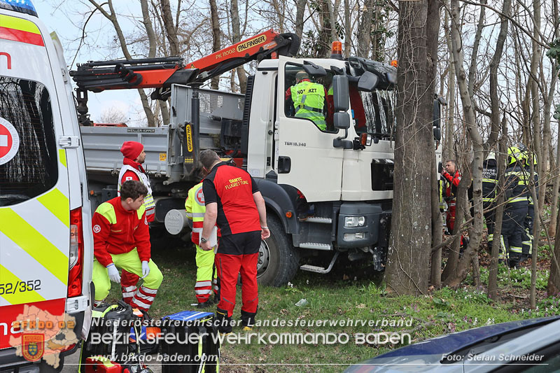 20250325_Medizinischer Notfall eines LKW Lenkers in Traiskirchen Möllersdorf   Foto: Stefan Schneider BFKDO BADEN