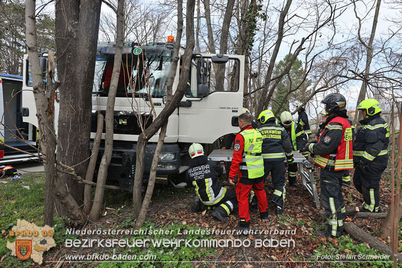 20250325_Medizinischer Notfall eines LKW Lenkers in Traiskirchen Möllersdorf   Foto: Stefan Schneider BFKDO BADEN