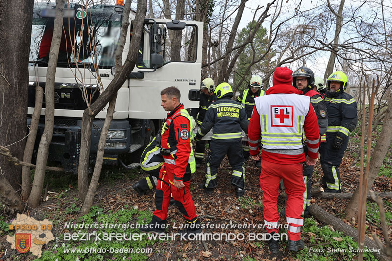 20250325_Medizinischer Notfall eines LKW Lenkers in Traiskirchen Möllersdorf   Foto: Stefan Schneider BFKDO BADEN