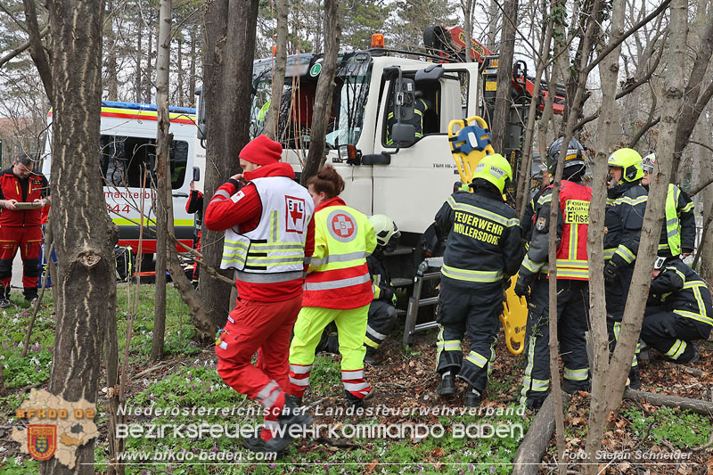 20250325_Medizinischer Notfall eines LKW Lenkers in Traiskirchen Möllersdorf   Foto: Stefan Schneider BFKDO BADEN