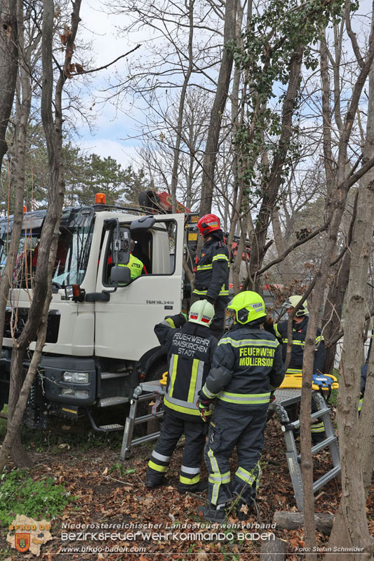20250325_Medizinischer Notfall eines LKW Lenkers in Traiskirchen Möllersdorf   Foto: Stefan Schneider BFKDO BADEN