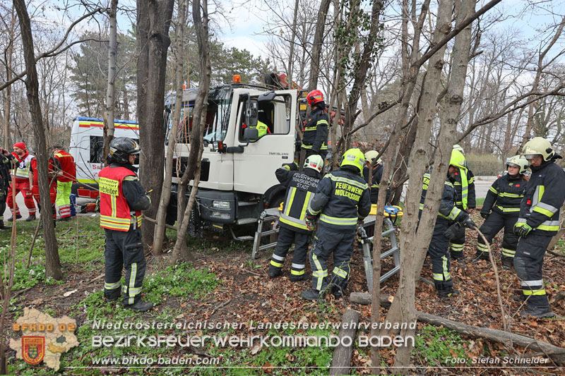 20250325_Medizinischer Notfall eines LKW Lenkers in Traiskirchen Möllersdorf   Foto: Stefan Schneider BFKDO BADEN