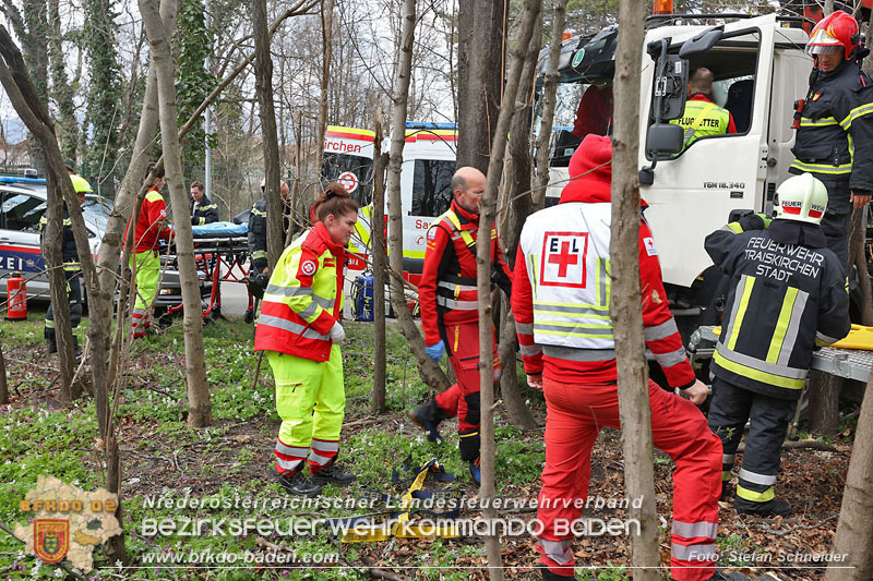 20250325_Medizinischer Notfall eines LKW Lenkers in Traiskirchen Möllersdorf   Foto: Stefan Schneider BFKDO BADEN
