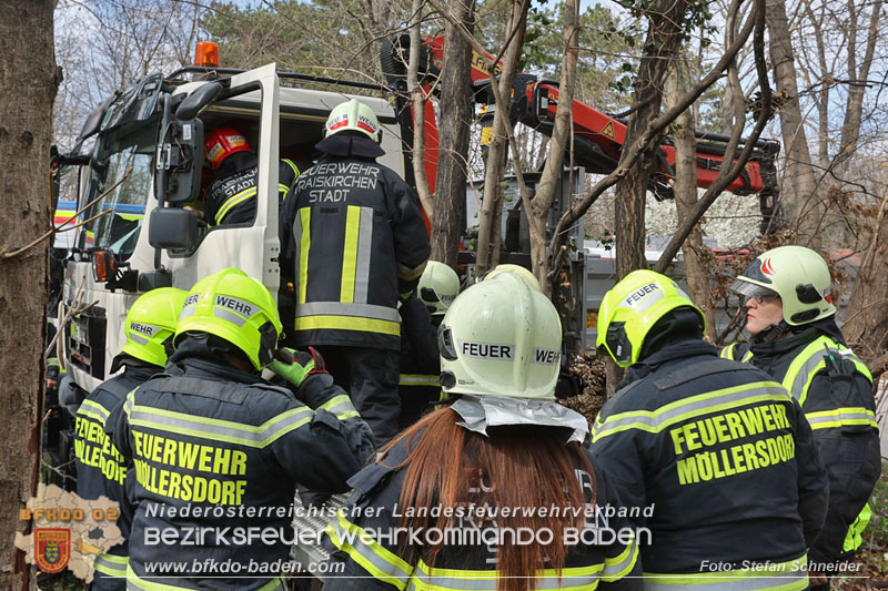 20250325_Medizinischer Notfall eines LKW Lenkers in Traiskirchen Möllersdorf   Foto: Stefan Schneider BFKDO BADEN