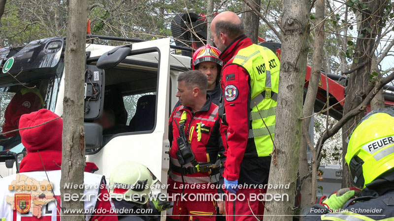 20250325_Medizinischer Notfall eines LKW Lenkers in Traiskirchen Möllersdorf Foto: Stefan Schneider BFKDO BADEN 20250325_Medizinischer Notfall eines LKW Lenkers in Traiskirchen Möllersdorf Foto: Stefan Schneider BFKDO BADEN