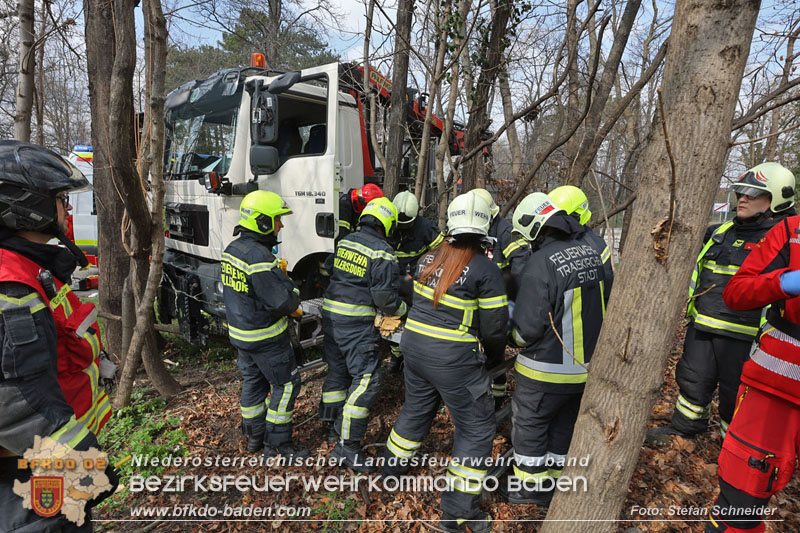 20250325_Medizinischer Notfall eines LKW Lenkers in Traiskirchen Möllersdorf   Foto: Stefan Schneider BFKDO BADEN