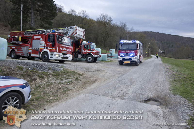 20250405_Brand auf dem Areal eines Pferdehofs in Maria Raisenmarkt Gemeinde Alland Foto: Stefan Schneider BFKDO BADEN 20250405_Brand auf dem Areal eines Pferdehofs in Maria Raisenmarkt Gemeinde Alland Foto: Stefan Schneider BFKDO BADEN