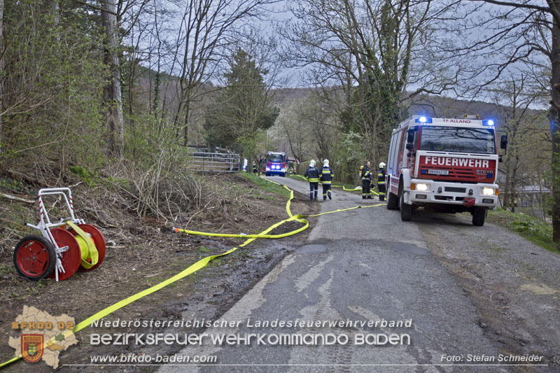 20250405_Brand auf dem Areal eines Pferdehofs in Maria Raisenmarkt Gemeinde Alland Foto: Stefan Schneider BFKDO BADEN 20250405_Brand auf dem Areal eines Pferdehofs in Maria Raisenmarkt Gemeinde Alland Foto: Stefan Schneider BFKDO BADEN