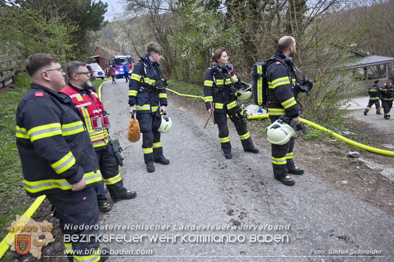 20250405_Brand auf dem Areal eines Pferdehofs in Maria Raisenmarkt Gemeinde Alland Foto: Stefan Schneider BFKDO BADEN 20250405_Brand auf dem Areal eines Pferdehofs in Maria Raisenmarkt Gemeinde Alland Foto: Stefan Schneider BFKDO BADEN