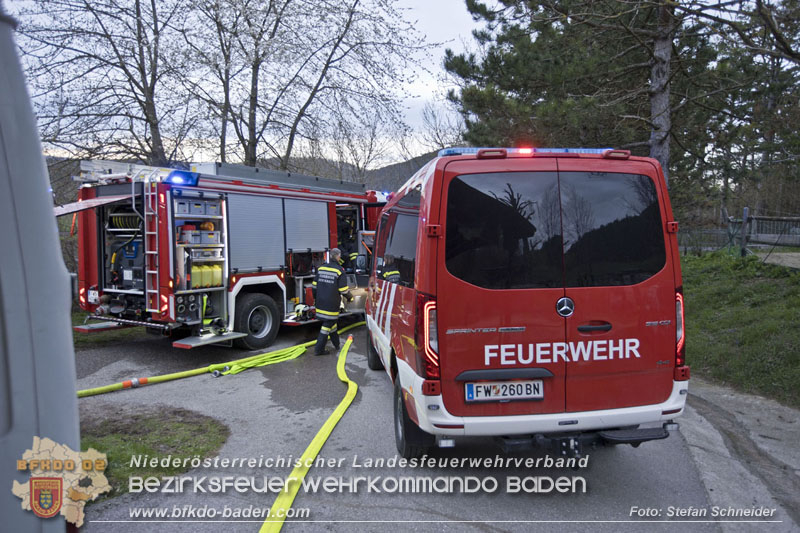 20250405_Brand auf dem Areal eines Pferdehofs in Maria Raisenmarkt Gemeinde Alland Foto: Stefan Schneider BFKDO BADEN 20250405_Brand auf dem Areal eines Pferdehofs in Maria Raisenmarkt Gemeinde Alland Foto: Stefan Schneider BFKDO BADEN