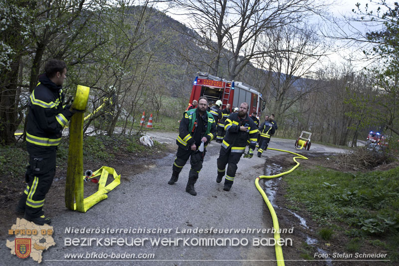 20250405_Brand auf dem Areal eines Pferdehofs in Maria Raisenmarkt Gemeinde Alland Foto: Stefan Schneider BFKDO BADEN 20250405_Brand auf dem Areal eines Pferdehofs in Maria Raisenmarkt Gemeinde Alland Foto: Stefan Schneider BFKDO BADEN