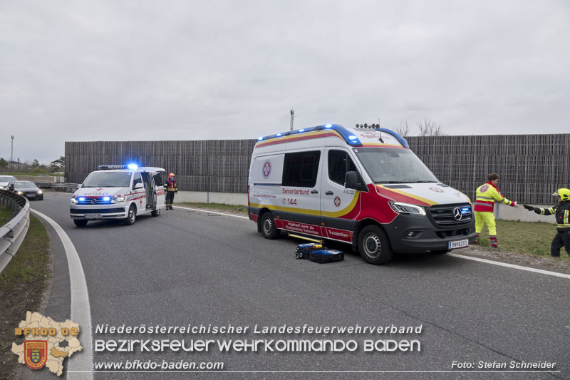 20250407_Schwerer Verkehrsunfall in der Abfahrt Baden A2 Foto: Stefan Schneider BFKDO BADEN 20250407_Schwerer Verkehrsunfall in der Abfahrt Baden A2 Foto: Stefan Schneider BFKDO BADEN