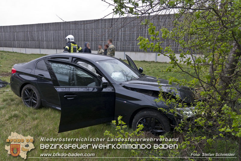 20250407_Schwerer Verkehrsunfall in der Abfahrt Baden A2 Foto: Stefan Schneider BFKDO BADEN 20250407_Schwerer Verkehrsunfall in der Abfahrt Baden A2 Foto: Stefan Schneider BFKDO BADEN