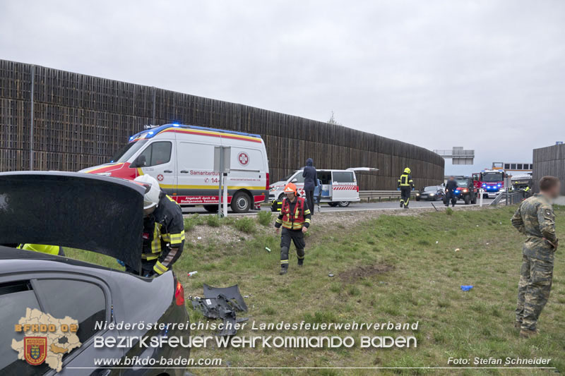 20250407_Schwerer Verkehrsunfall in der Abfahrt Baden A2 Foto: Stefan Schneider BFKDO BADEN 20250407_Schwerer Verkehrsunfall in der Abfahrt Baden A2 Foto: Stefan Schneider BFKDO BADEN