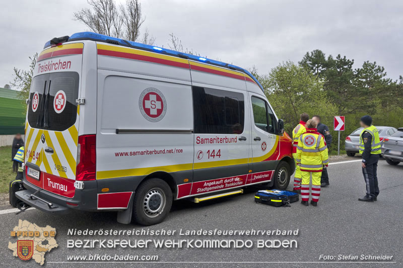 20250407_Schwerer Verkehrsunfall in der Abfahrt Baden A2 Foto: Stefan Schneider BFKDO BADEN 20250407_Schwerer Verkehrsunfall in der Abfahrt Baden A2 Foto: Stefan Schneider BFKDO BADEN