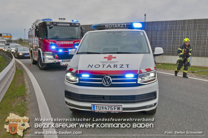 20250407_Schwerer Verkehrsunfall in der Abfahrt Baden A2 Foto: Stefan Schneider BFKDO BADEN 20250407_Schwerer Verkehrsunfall in der Abfahrt Baden A2 Foto: Stefan Schneider BFKDO BADEN