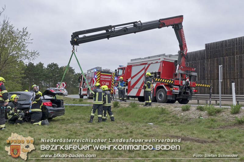 20250407_Schwerer Verkehrsunfall in der Abfahrt Baden A2 Foto: Stefan Schneider BFKDO BADEN 20250407_Schwerer Verkehrsunfall in der Abfahrt Baden A2 Foto: Stefan Schneider BFKDO BADEN