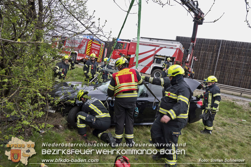 20250407_Schwerer Verkehrsunfall in der Abfahrt Baden A2 Foto: Stefan Schneider BFKDO BADEN 20250407_Schwerer Verkehrsunfall in der Abfahrt Baden A2 Foto: Stefan Schneider BFKDO BADEN
