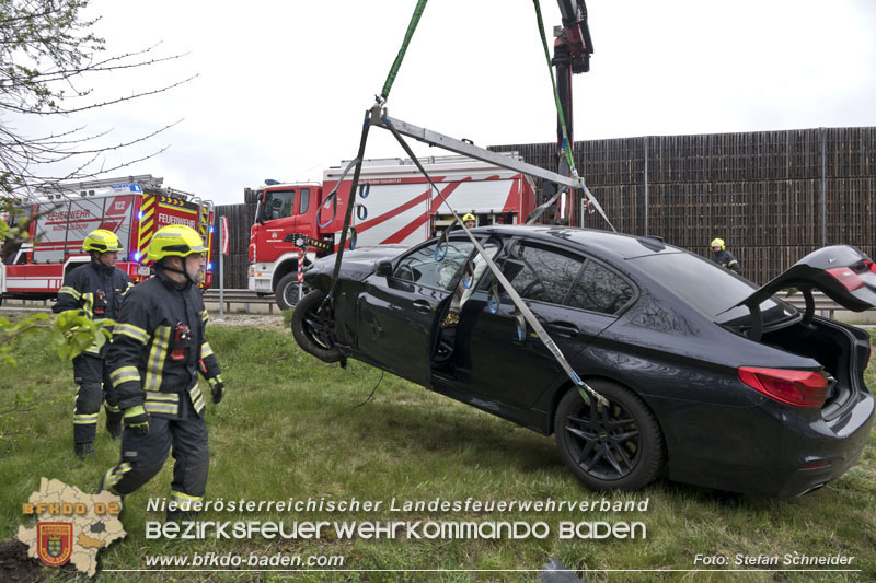 20250407_Schwerer Verkehrsunfall in der Abfahrt Baden A2 Foto: Stefan Schneider BFKDO BADEN 20250407_Schwerer Verkehrsunfall in der Abfahrt Baden A2 Foto: Stefan Schneider BFKDO BADEN