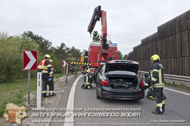 20250407_Schwerer Verkehrsunfall in der Abfahrt Baden A2 Foto: Stefan Schneider BFKDO BADEN 20250407_Schwerer Verkehrsunfall in der Abfahrt Baden A2 Foto: Stefan Schneider BFKDO BADEN