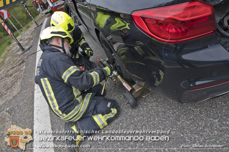 20250407_Schwerer Verkehrsunfall in der Abfahrt Baden A2 Foto: Stefan Schneider BFKDO BADEN 20250407_Schwerer Verkehrsunfall in der Abfahrt Baden A2 Foto: Stefan Schneider BFKDO BADEN