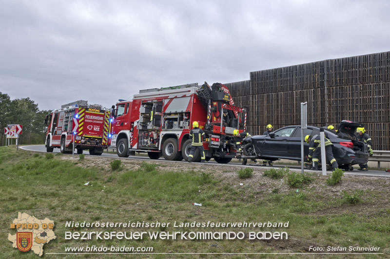 20250407_Schwerer Verkehrsunfall in der Abfahrt Baden A2 Foto: Stefan Schneider BFKDO BADEN 20250407_Schwerer Verkehrsunfall in der Abfahrt Baden A2 Foto: Stefan Schneider BFKDO BADEN