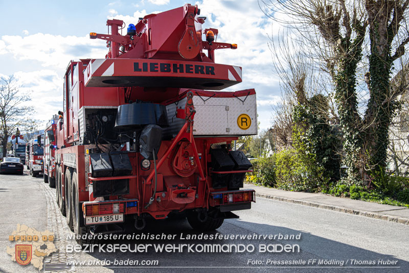 20250409_Lkw Sattelzug stürzt in Baugraube in Tribuswinkel   Foto: Pressestelle FF Mödlung / Thomas Huber