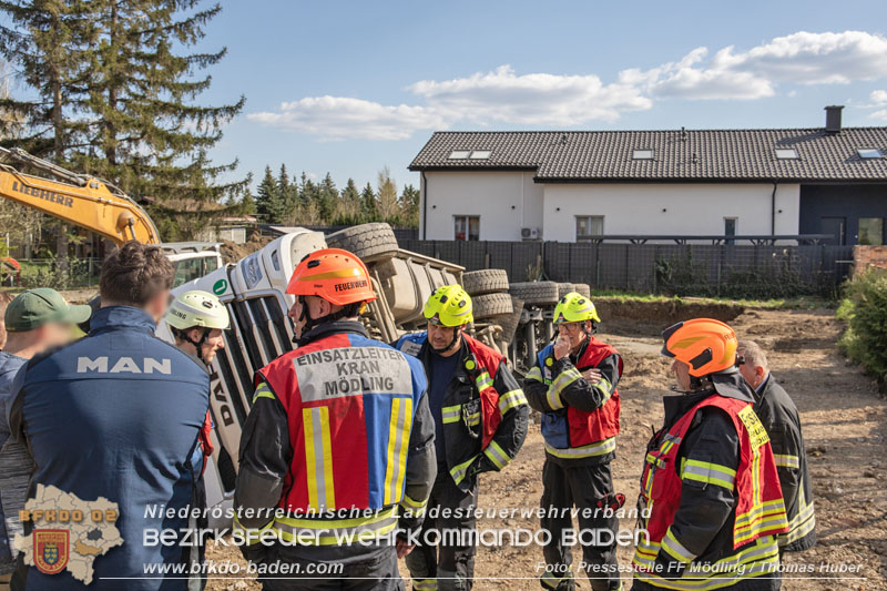 20250409_Lkw Sattelzug stürzt in Baugraube in Tribuswinkel   Foto: Pressestelle FF Mödlung / Thomas Huber
