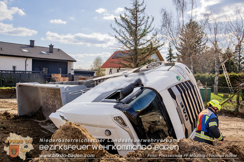 20250409_Lkw Sattelzug stürzt in Baugraube in Tribuswinkel   Foto: Pressestelle FF Mödlung / Thomas Huber
