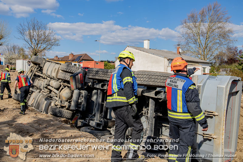 20250409_Lkw Sattelzug stürzt in Baugraube in Tribuswinkel   Foto: Pressestelle FF Mödlung / Thomas Huber